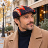 Homme portant une casquette plate Kangol Shock Wave 507 bleu foncé