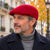 Homme portant une casquette plate rouge Kangol Seamless Wool 507