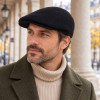 Homme portant une casquette plate noire Kangol Seamless Wool 507