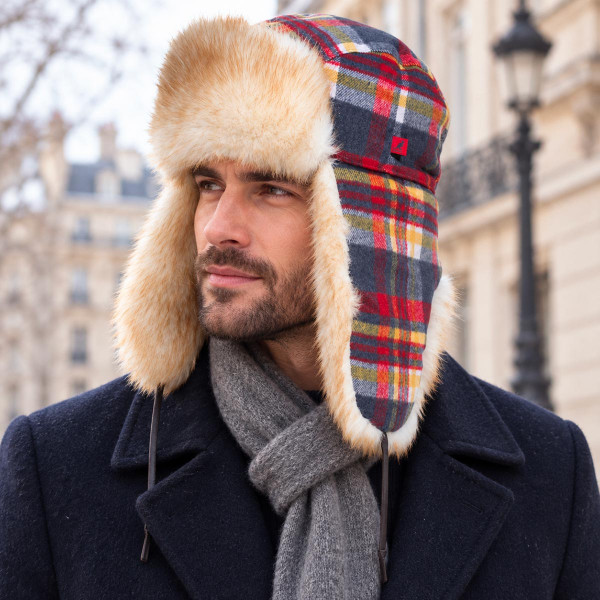 Homme portant une chapka Kangol Massive Trapper à carreaux et fausse fourrure beige