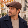 Homme portant la casquette plate Bailey Cordero marron rouille
