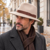 Homme portant le chapeau Traveller Bailey Curtis beige Antique
