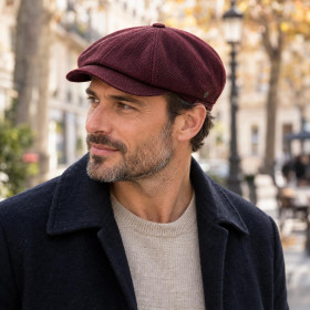 Homme portant la casquette gavroche Bailey Britten Port bordeaux