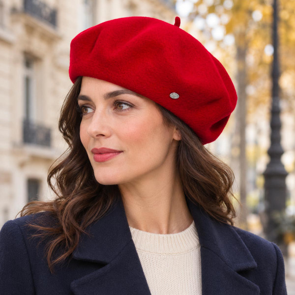 Femme portant le béret Laulhère Authentique Rouge Passion en laine mérinos