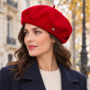 Femme portant le béret Laulhère Authentique Rouge Passion en laine mérinos