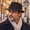 Homme portant le chapeau Fedora Fléchet marron en feutre de laine