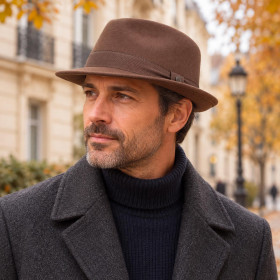 Homme portant le chapeau Fedora Fléchet coloris castor en feutre de laine