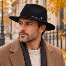 Homme portant un chapeau Traveller Fléchet noir en feutre de laine