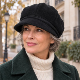 Femme portant une casquette gavroche Taffta Elorine en polaire noire.