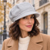 Femme portant une casquette gavroche Taffta Elorine en polaire gris sel.