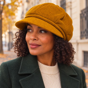 Femme portant une casquette gavroche Taffta Elorine en polaire moutarde.