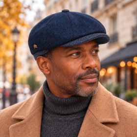 Homme portant une casquette gavroche Hats & Brothers en laine vierge bleu marine.