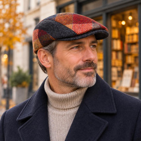 Casquette plate en laine vierge marron à carreaux portée – Hats & Brothers