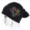 bonnet noir et perles de couleur