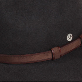 chapeau feutre marron et ceinture cuir assortie