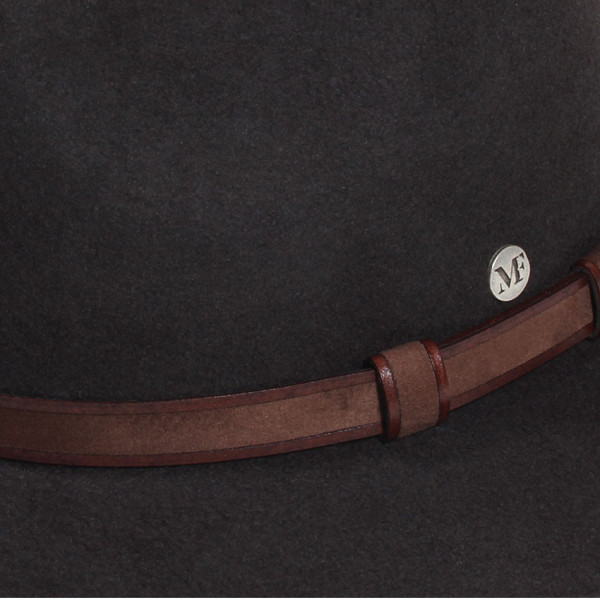 chapeau feutre marron et ceinture cuir assortie