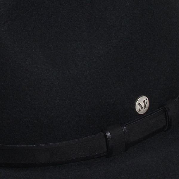 chapeau feutre noir et ceinture cuir assortie