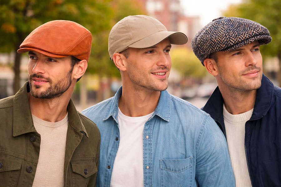 Casquette homme lifestyle HatsQuality Casquette homme : modèles plate en cuir, baseball beige et gavroche en tweed portés dans un style lifestyle