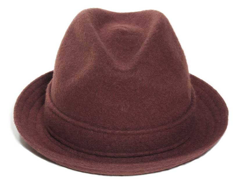 Chapeau Player avec un bord petit et relevé et une couronne fendue, style décontracté