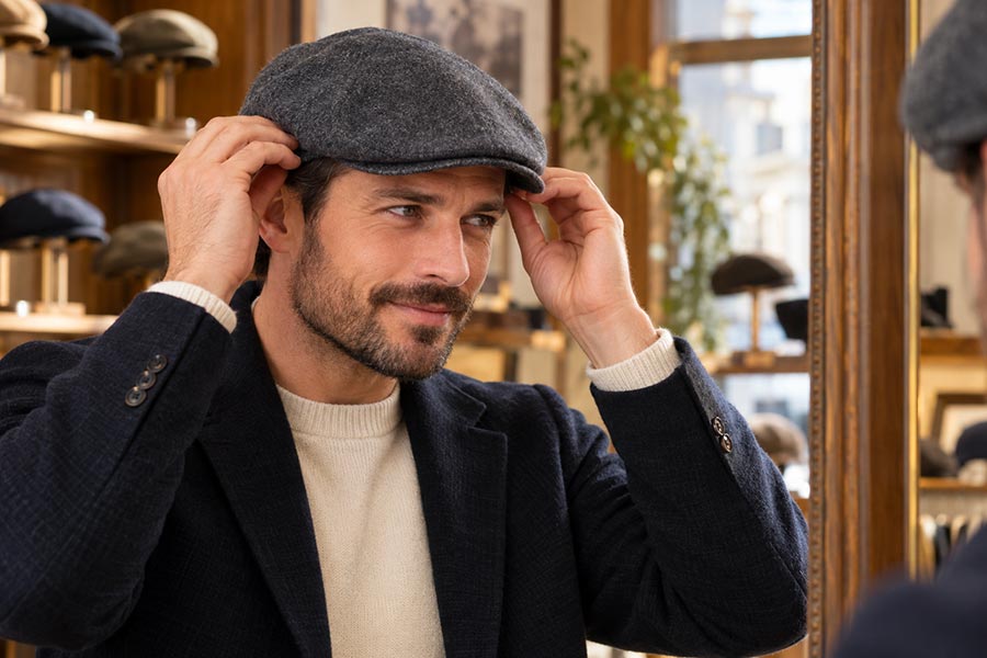 Homme essayant une casquette plate pour choisir la bonne taille